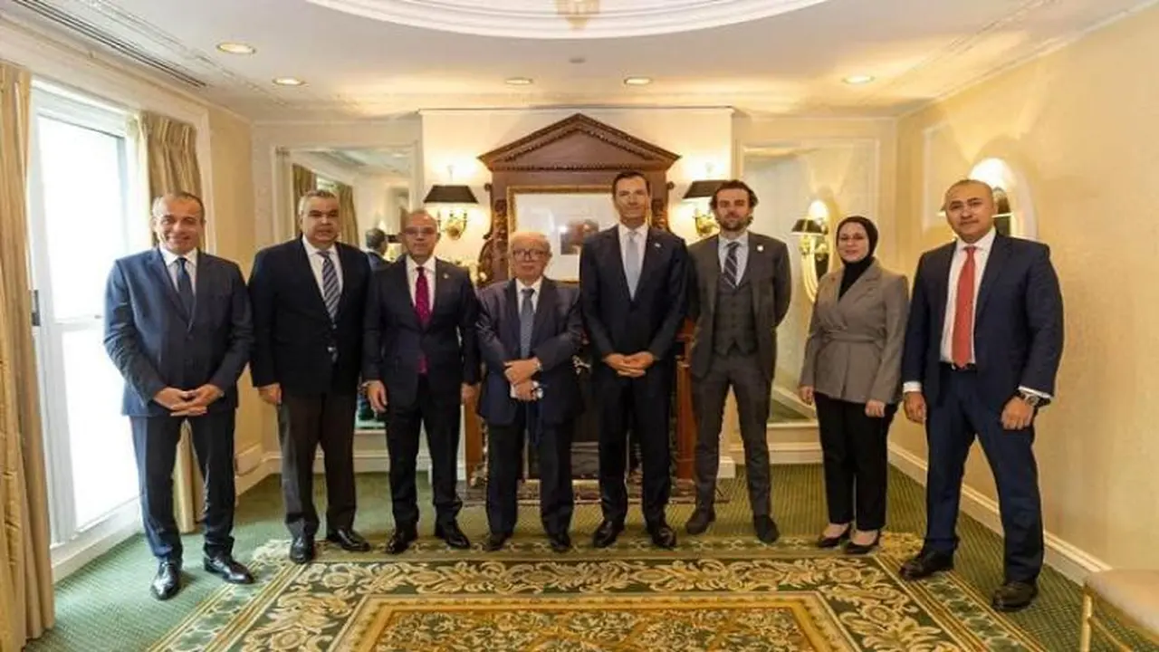 سفير مصر في واشنطن يبحث تعزيز التعاون خلال جلسة عمل مشتركة